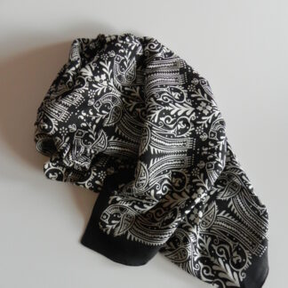 Sidensjal svart/vit, ca 180x30 cm