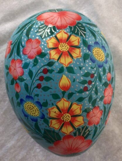 Vackert Dekorationsägg i turkos färg med handmålade blommor!
