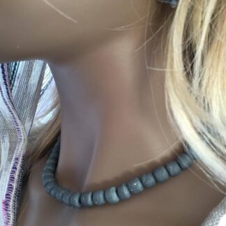 Halsband grå pärlor av återvunnet glas