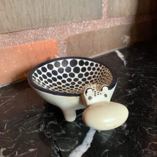 Flodhäst snidad i Täljsten - vit med svarta prickar