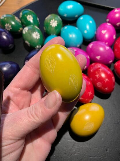 Ägg med mönster - Gult - Täljsten