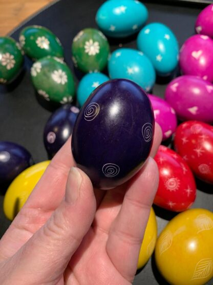 Ägg med mönster - Lila - Täljsten