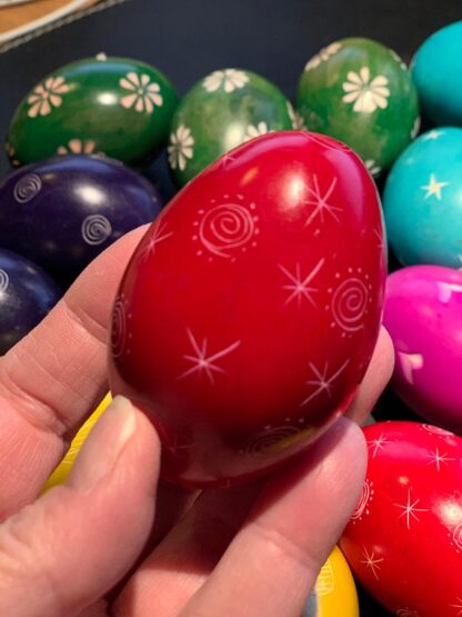Ägg med mönster - Rött - Täljsten