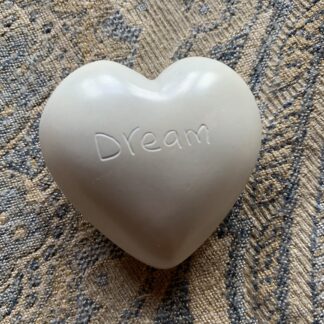 Täljstenshjärta med texten Dream