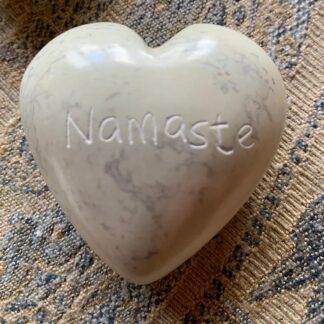 Täljstenshjärta med texten Namaste