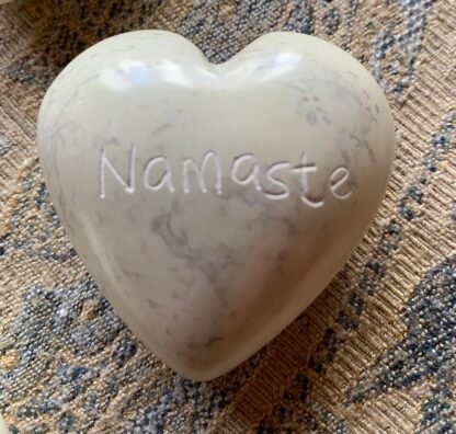 Täljstenshjärta med texten Namaste
