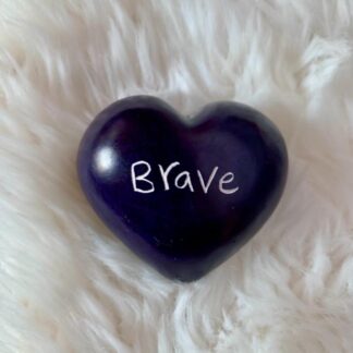 Täljstenshjärta - Lila med texten Brave