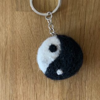 Filtad nyckelring - Yin Yang - Svart/Vit