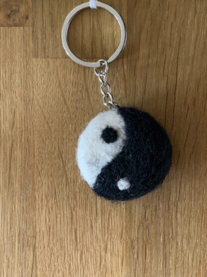Filtad nyckelring - Yin Yang - Svart/Vit