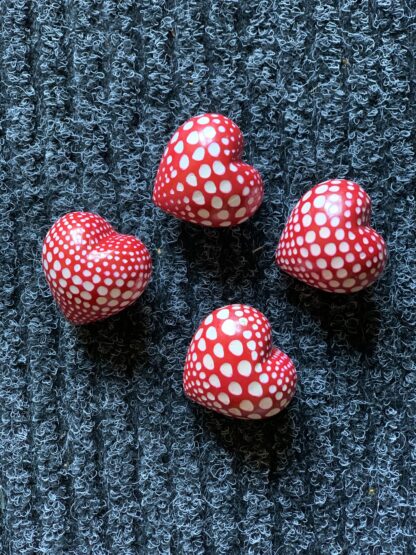 Rött Täljstenshjärta med prickmönster - Täljsten Kenya - Bild 3