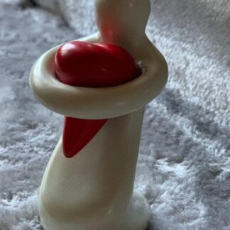 Täljstensfigur med rött hjärta