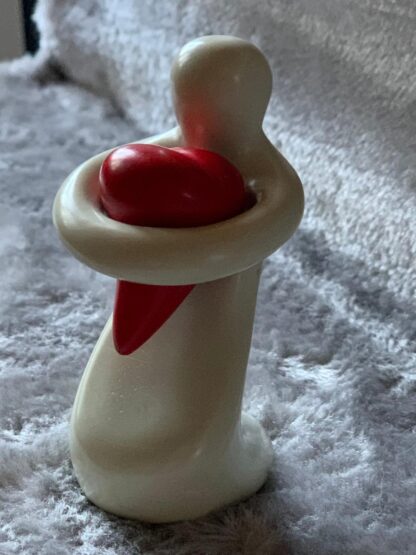 Täljstensfigur med rött hjärta