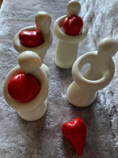 Täljstensfigur med rött hjärta - Bild 3