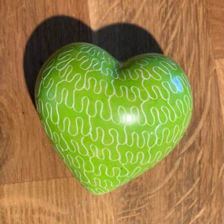 Lime/Ljusgrön Täljstenshjärta med mönster - Täljsten Kenya