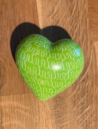 Lime/Ljusgrön Täljstenshjärta med mönster - Täljsten Kenya