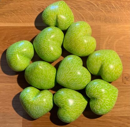 Lime/Ljusgrön Täljstenshjärta med mönster - Täljsten Kenya - Bild 2