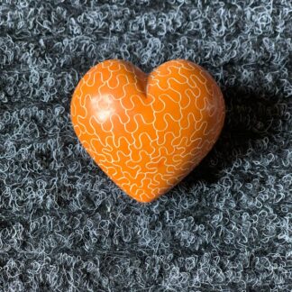 Orange Täljstenshjärta med mönster - Täljsten Kenya