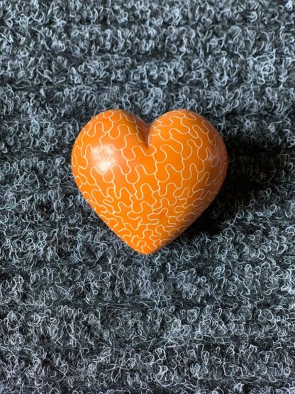 Orange Täljstenshjärta med mönster - Täljsten Kenya