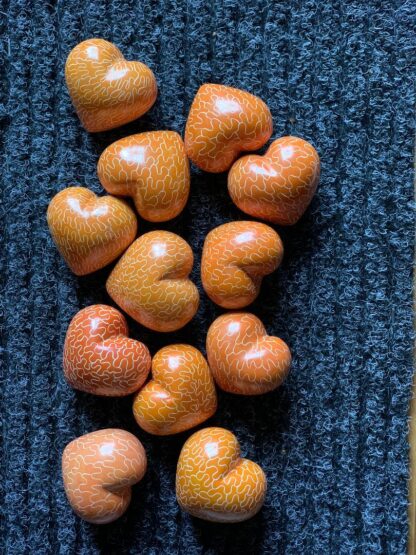 Orange Täljstenshjärta med mönster - Täljsten Kenya - Bild 4