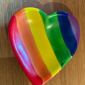 Hjärtformat regnbågefat i form av ett hjärta - Täljsten Kenya