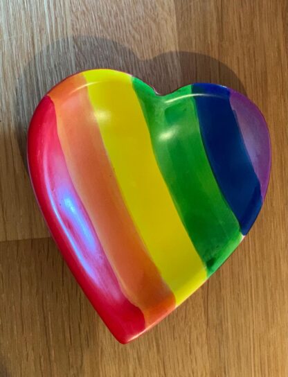 Hjärtformat regnbågefat i form av ett hjärta - Täljsten Kenya