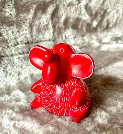 Sittande elefant - dekorerad Täljsten - Röd