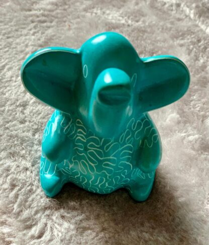 Sittande elefant - dekorerad Täljsten - Ljusblå